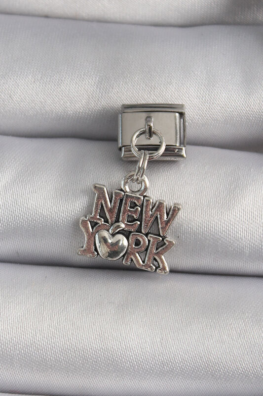 Gümüş Renk Sallantı New York Yazı Model Nomination Charm - EBJ250113W30343 - 1